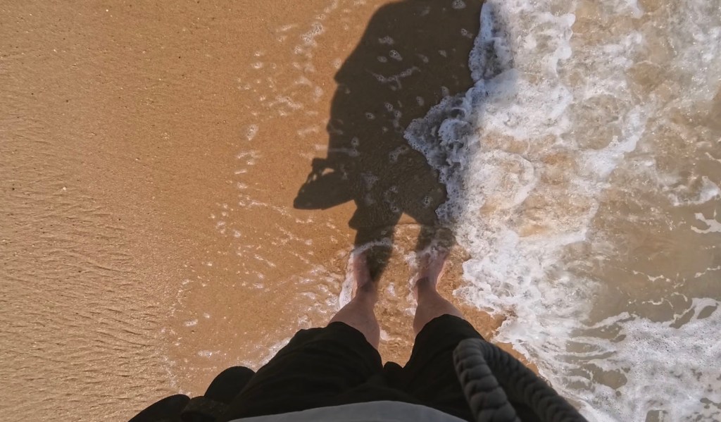 Salz auf der Haut, Zäune im Blick – Wenn die Küste zur Baustelle der Macht wird