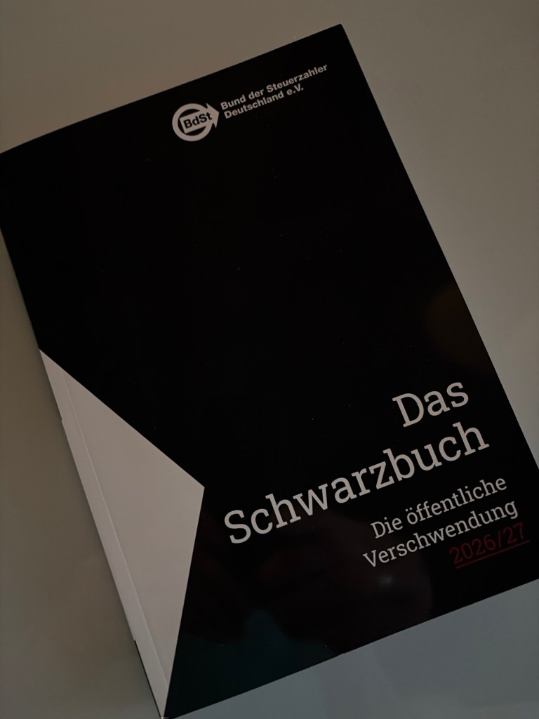 Foto des Buchcovers: Schwarzes Heft mit weißer Schrift „Das Schwarzbuch – Die öffentliche Verschwendung 2026/27“, oben das Logo vom Bund der Steuerzahler Deutschland e. V.